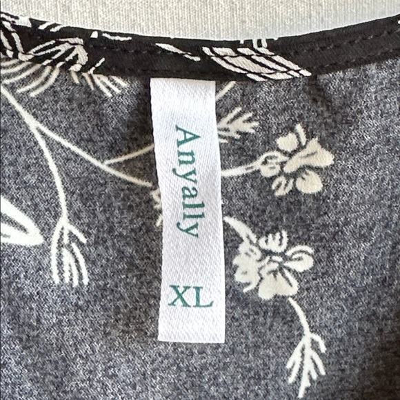 Anyally black and ivory floral print tunic tank top, size XL - Picture 6 of 8